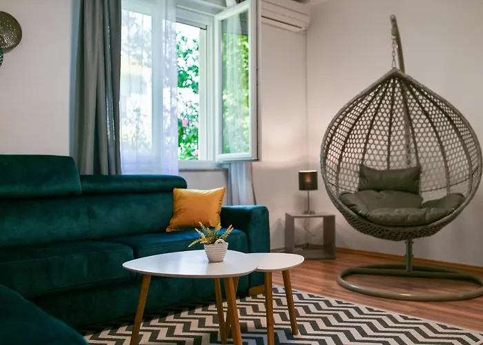 Peaceful Apartment Near Old Town